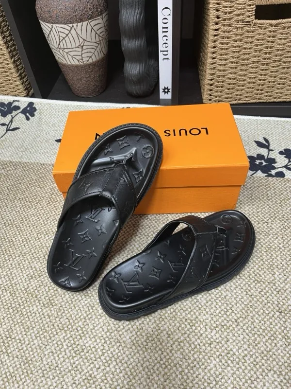 P270🏆Louis Vuitton 🏆[Louis Vuitton] Spring/Summer 2025 [Men's Flip Flops] 🎯🎯As an active family in the fashion industry ⭐ Lv is characterized by bold innovation ⚡Create this casual business style for Chinese fashionable men ✨The fabric is made of imported high-grade cowhide 🔥 Clean and neat ⚡Fashionable and elegant🌹Breathable, sweat-absorbent and deodorant👈So luxurious, high-end and domineering. 👍Must be sold if you repost the picture. Number of yards: 38--46. Color: 🎉 For large quantities. Welcome to repost.